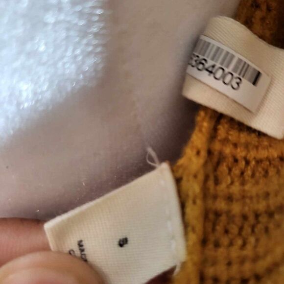 Used Anthropologie, Size Small Sweater  In good condition. - Picture 6 of 13